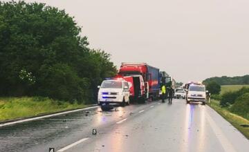 FOTO: Dodávka čelne narazila do kamióna medzi Pincinou a Hornou Slatinkou