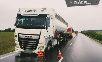 FOTO: Dodávka čelne narazila do kamióna medzi Pincinou a Hornou Slatinkou