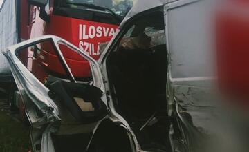 FOTO: Dodávka čelne narazila do kamióna medzi Pincinou a Hornou Slatinkou