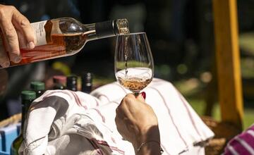 Žiarsky park ožil. Zaplnili ho priaznivci dobrého vína