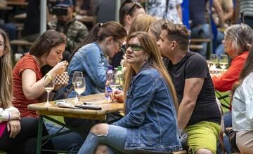 Žiarsky park ožil. Zaplnili ho priaznivci dobrého vína