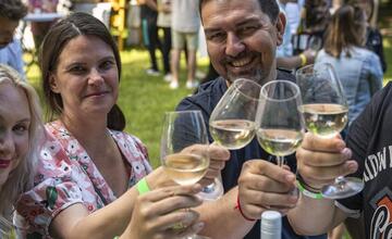 Žiarsky park ožil. Zaplnili ho priaznivci dobrého vína