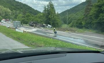 FOTO: Pri Krupine sa prevrátil kamión. Dopravná nehoda spôsobila obmedzenia