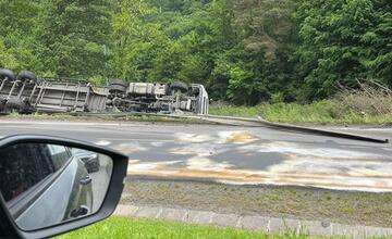 FOTO: Pri Krupine sa prevrátil kamión. Dopravná nehoda spôsobila obmedzenia