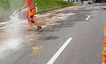 FOTO: Pri Krupine sa prevrátil kamión. Dopravná nehoda spôsobila obmedzenia