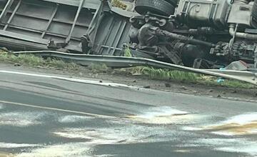 FOTO: Pri Krupine sa prevrátil kamión. Dopravná nehoda spôsobila obmedzenia