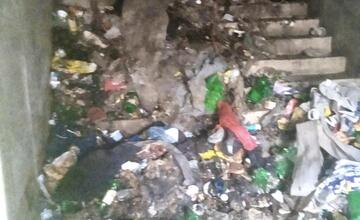 FOTO: V Banskej Bystrici vyčistili podchod, ktorý bol plný odpadkov a prespávali v ňom bezdomovci