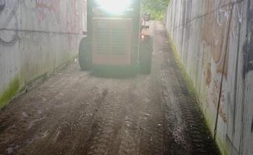 FOTO: V Banskej Bystrici vyčistili podchod, ktorý bol plný odpadkov a prespávali v ňom bezdomovci