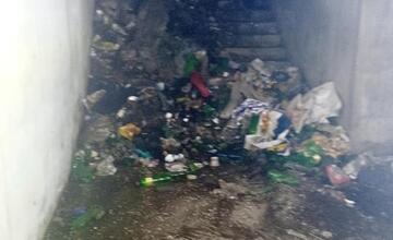 FOTO: V Banskej Bystrici vyčistili podchod, ktorý bol plný odpadkov a prespávali v ňom bezdomovci