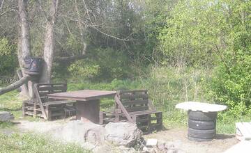 FOTO: Most cez rieku Slatina tvorí starý železničný vagón