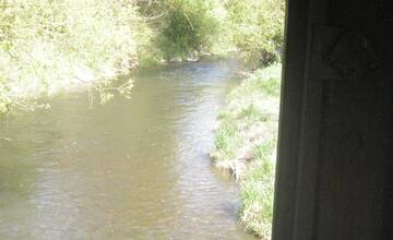 FOTO: Most cez rieku Slatina tvorí starý železničný vagón