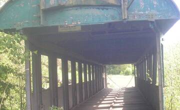 FOTO: Most cez rieku Slatina tvorí starý železničný vagón