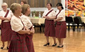 FOTO: Seniori Optimisti roztancovali Žiar nad Hronom. Oslavujú 20 rokov