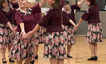 FOTO: Seniori Optimisti roztancovali Žiar nad Hronom. Oslavujú 20 rokov