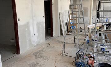 FOTO: V Žiari nad Hronom dokončujú autobusovú čakáreň. Ktorá služba bude spoplatnená? 