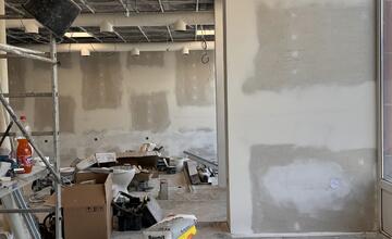 FOTO: V Žiari nad Hronom dokončujú autobusovú čakáreň. Ktorá služba bude spoplatnená? 