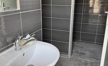 FOTO: V Žiari nad Hronom dokončujú autobusovú čakáreň. Ktorá služba bude spoplatnená? 