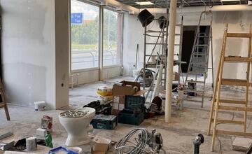 FOTO: V Žiari nad Hronom dokončujú autobusovú čakáreň. Ktorá služba bude spoplatnená? 