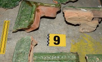 FOTO: FOTO: Nečakané nálezy v kaštieli v Žiari nad Hronom. Pri rekonštrukcii objavili predmety, ktoré doň nepatria