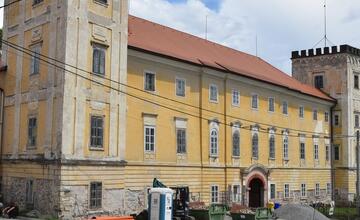 FOTO: FOTO: Nečakané nálezy v kaštieli v Žiari nad Hronom. Pri rekonštrukcii objavili predmety, ktoré doň nepatria