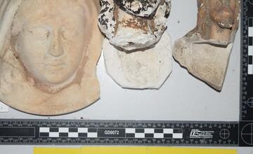 FOTO: FOTO: Nečakané nálezy v kaštieli v Žiari nad Hronom. Pri rekonštrukcii objavili predmety, ktoré doň nepatria