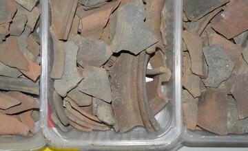 FOTO: FOTO: Nečakané nálezy v kaštieli v Žiari nad Hronom. Pri rekonštrukcii objavili predmety, ktoré doň nepatria