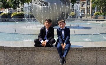 FOTO: Žiaci Maťko a Leo z Brezna pomohli staršiemu pánovi, stretli sa aj s prezidentkou