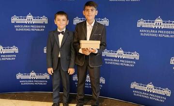 FOTO: Žiaci Maťko a Leo z Brezna pomohli staršiemu pánovi, stretli sa aj s prezidentkou