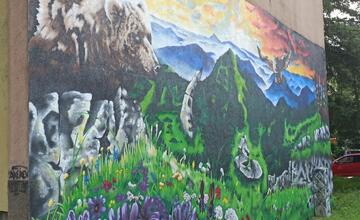 FOTO: Fasáda paneláku na Zlatom potoku dostala nový šat. Skrášľuje ju maľba od miestneho umelca