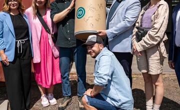 FOTO: V Žiari nad Hronom majú novú cestu. Vznikla z cigaretových ohorkov!