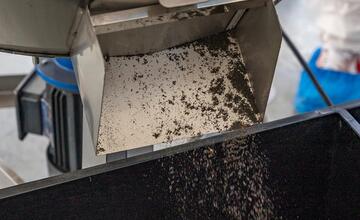 FOTO: V Žiari nad Hronom majú novú cestu. Vznikla z cigaretových ohorkov!