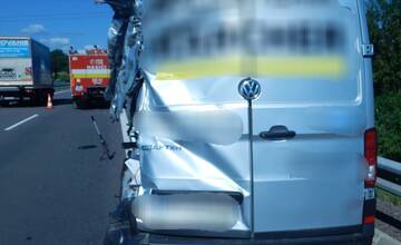 FOTO: Kamión na diaľnici narazil do odstavených vozidiel