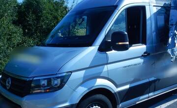 FOTO: Kamión na diaľnici narazil do odstavených vozidiel