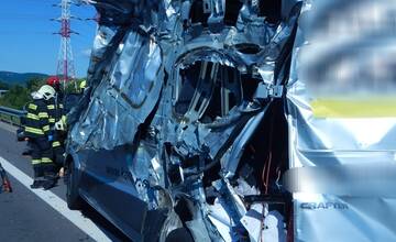 FOTO: Kamión na diaľnici narazil do odstavených vozidiel