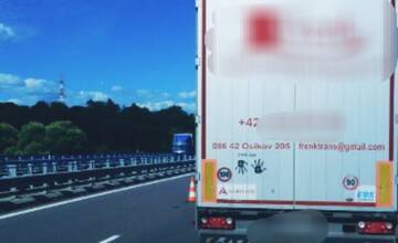 FOTO: Kamión na diaľnici narazil do odstavených vozidiel