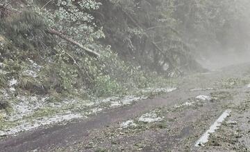FOTO: Breznom sa prehnala búrka s krupobitím. Mesto je v pozore