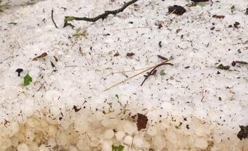 FOTO: Breznom sa prehnala búrka s krupobitím. Mesto je v pozore