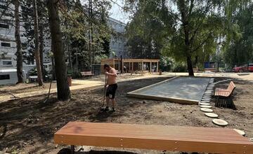 FOTO: Banskobystrickí seniori sa môžu tešiť na novú oddychovú zónu pri Mangólii