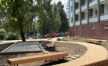 FOTO: Banskobystrickí seniori sa môžu tešiť na novú oddychovú zónu pri Mangólii