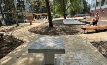 FOTO: Banskobystrickí seniori sa môžu tešiť na novú oddychovú zónu pri Mangólii