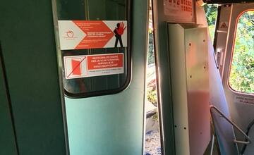 FOTO: Na vlak pri Trnavej Hore spadol strom. Rušňovodič utrpel poranenie hrudníka