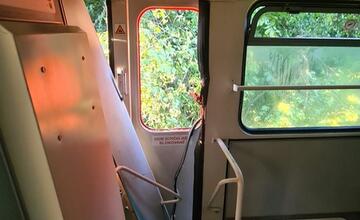 FOTO: Na vlak pri Trnavej Hore spadol strom. Rušňovodič utrpel poranenie hrudníka