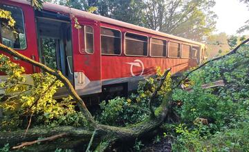 FOTO: Na vlak pri Trnavej Hore spadol strom. Rušňovodič utrpel poranenie hrudníka
