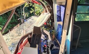 FOTO: Na vlak pri Trnavej Hore spadol strom. Rušňovodič utrpel poranenie hrudníka