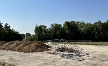 FOTO: Výstavba nového skateparku na Tajovského ulici 