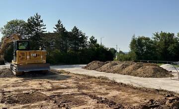 FOTO: Výstavba nového skateparku na Tajovského ulici 