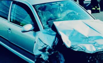 FOTO: Pri Detve došlo k nehode. 80-ročný vodič nedal prednosť protiidúcemu autu