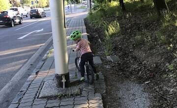 FOTO: Chodník je pre chodcov nebezpečný