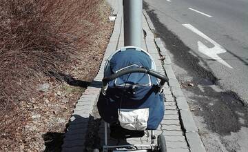 FOTO: Chodník je pre chodcov nebezpečný