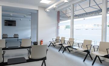 FOTO: Žiar nad Hronom otvorí novú autobusovú čakáreň. Ako to v nej vyzerá?